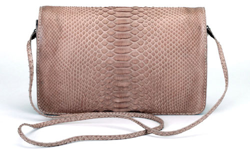 La pochette realizzata da Cividini per Bags for Africa